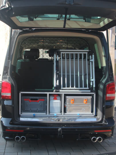 family-boxx im Kundenfahrzeug mit geöffneter Heckklappeür Tiertransport