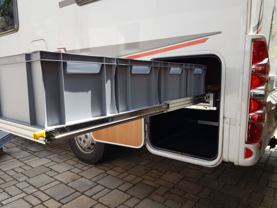 Übereckauszug - teilweise aus Heckgarage ausgezogen