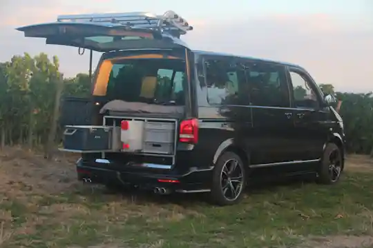 travel-boxx im Kundenfahrzeug; teilausgezogen